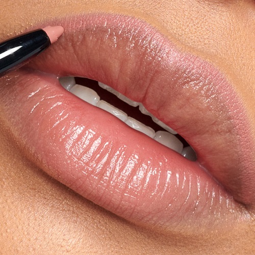 Younique Moodstruck Precision Lipliner Auftragen