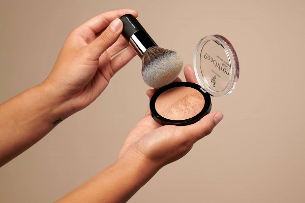 Younique Puderpinsel vegan Beachfront Bronzer